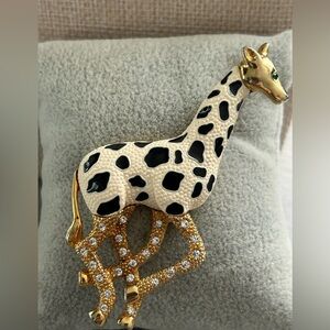 🦒 Giraffe Enamel & Rhinestone Brooch / Pin – Gold Tone Statement